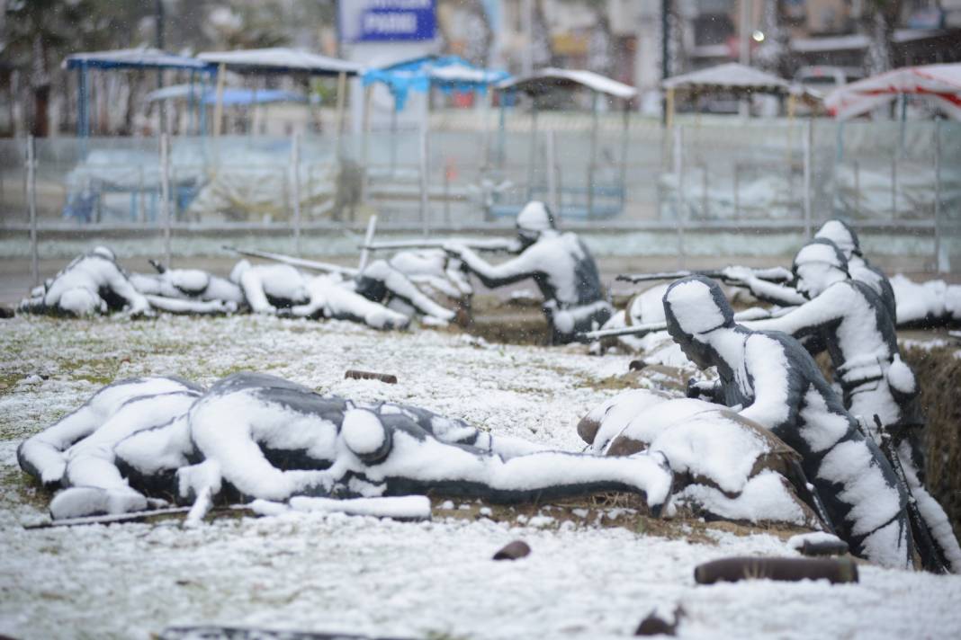 Çanakkale Savaşı'nın Tüm Detaylarını Gösteren Parkta Yer Alan, Bire Bir Boyutlardaki 40 Heykel Kar Yağışıyla Farklı Bir Görünüm 5